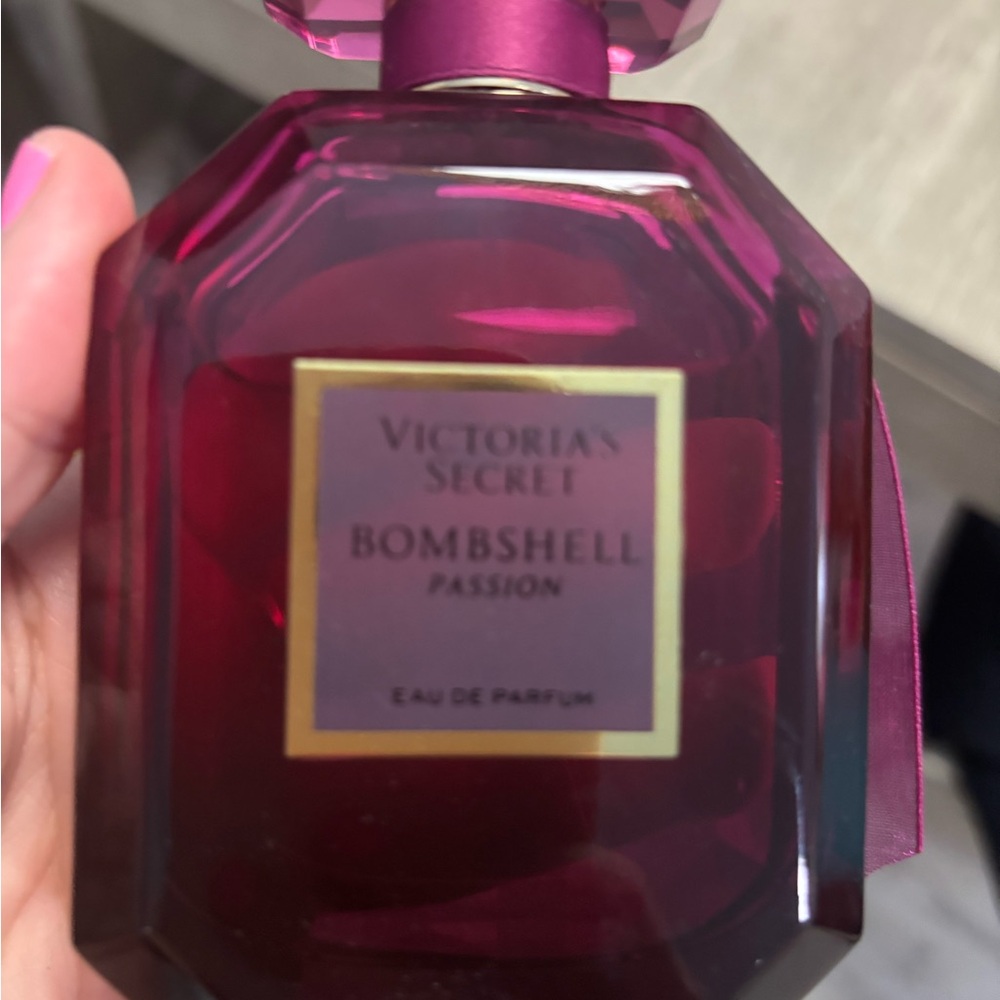 Victoria's Secret Bombshell Passion Eau de Parfum - Deep Pink NEW WITHOUT BOX - Picture 2 of 5